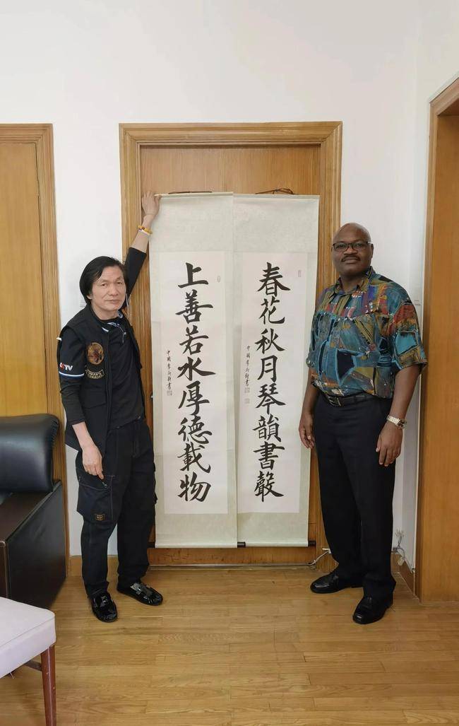 传中华文化讲中国故事书法家李府钟先生国学走进使馆