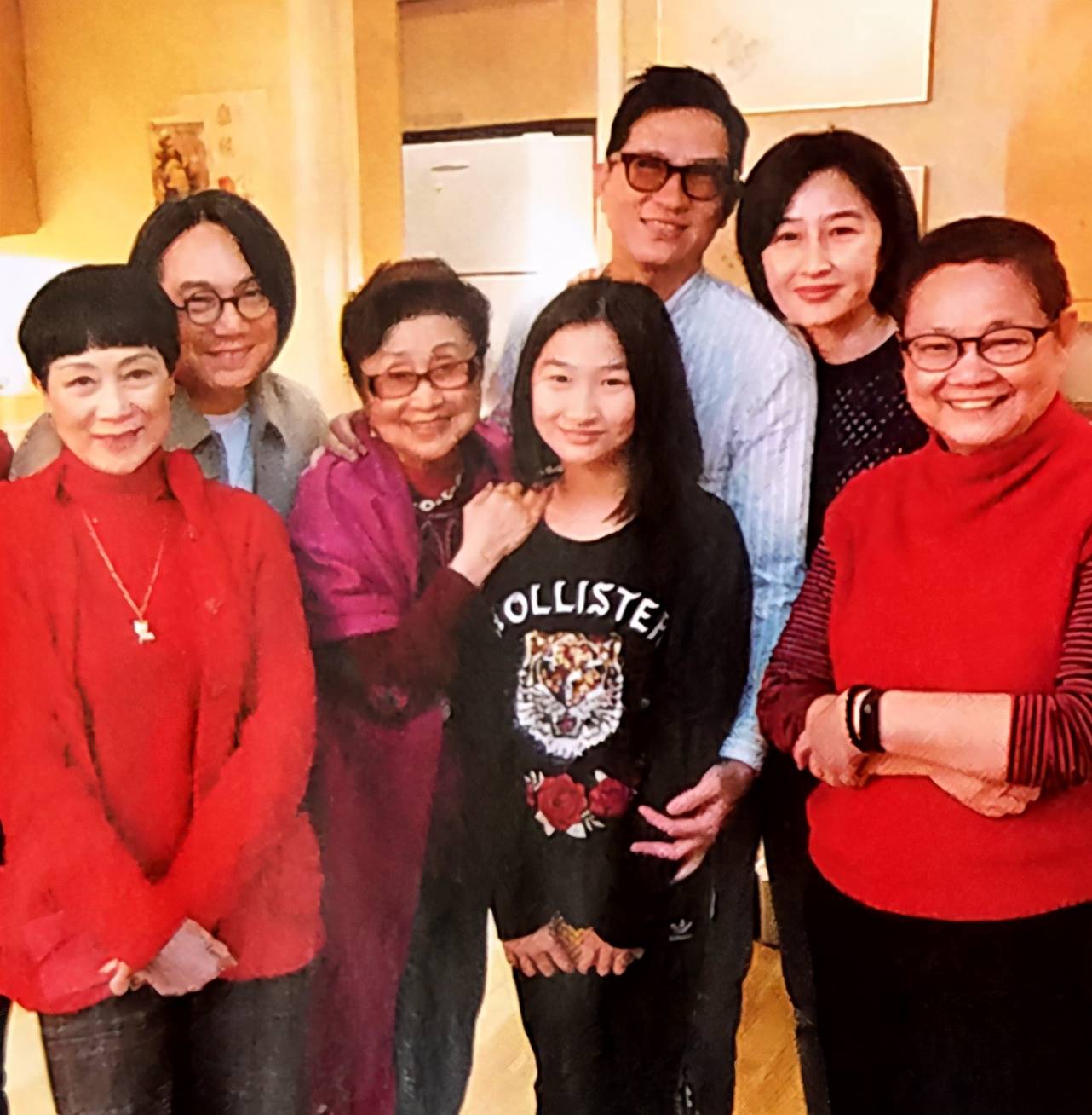 他的妻子埃丝特和女儿张彤出去购物,但张家辉不在.