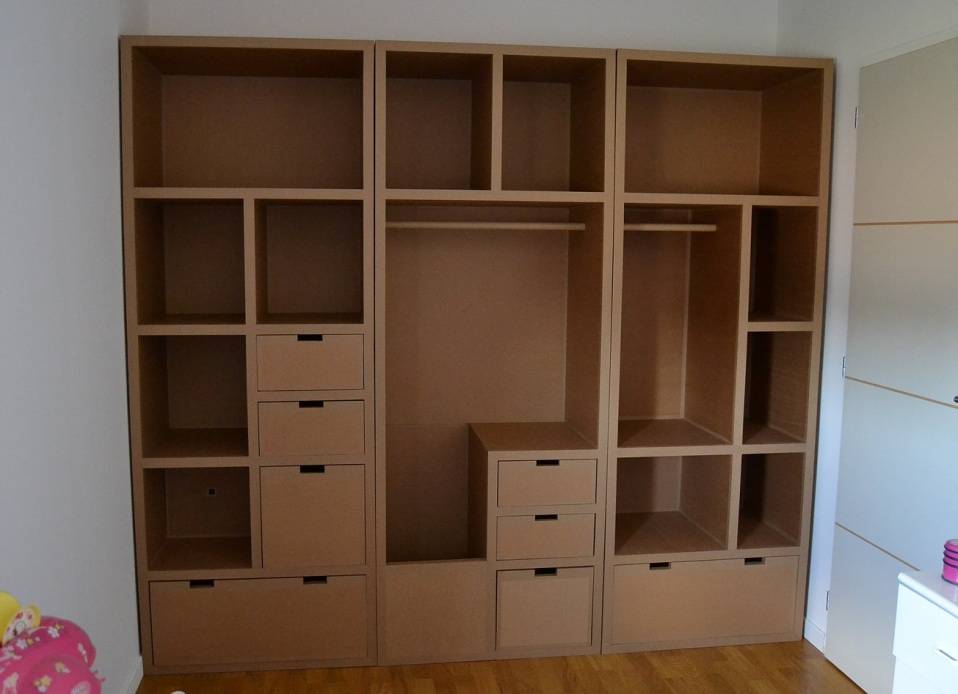 快递纸箱越积越多,聪明老爸变废为宝,不花一分钱就白得个大衣柜!