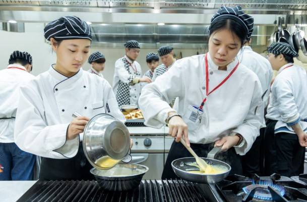 江苏新东方烹饪学校厨师培训有前途更有“钱途”！纳米体育(图2)