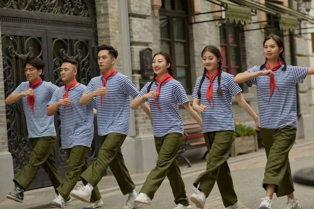 女大学生穿 日式校服 拍毕业照 甜美可爱却引人批评 有伤风化 Jk