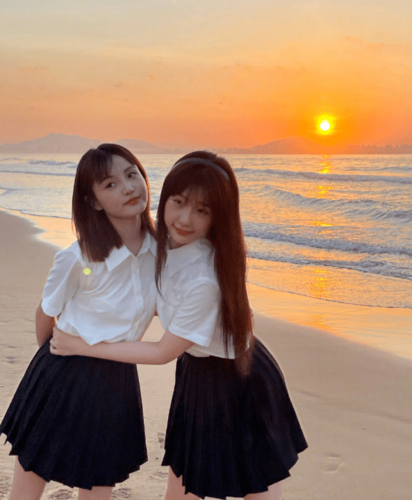 原创虞书欣海边与闺蜜晒合照身穿学生装似少女狂凹造型超可爱