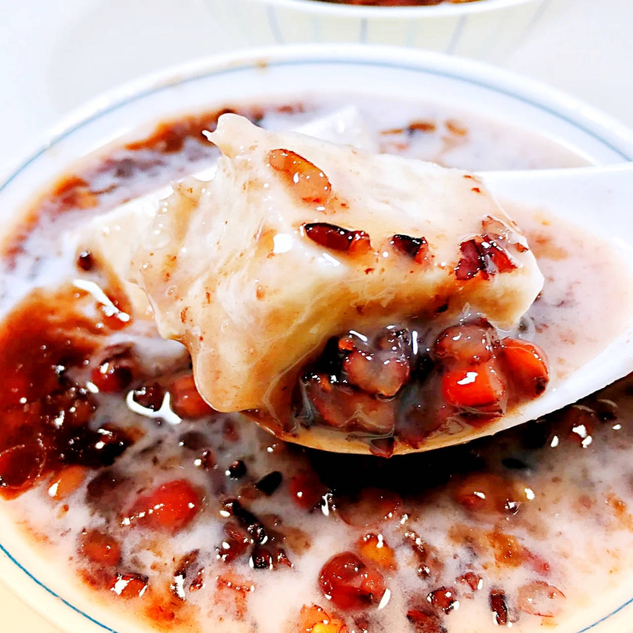 3,放入黑糯米,禾麦等五谷米,大火再次把汤水烧开,转中小火烹煮20分钟