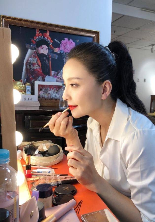 演员孙茜被疑耍大牌,戴墨镜撑雨伞站c位,不顾小演员长时间淋雨