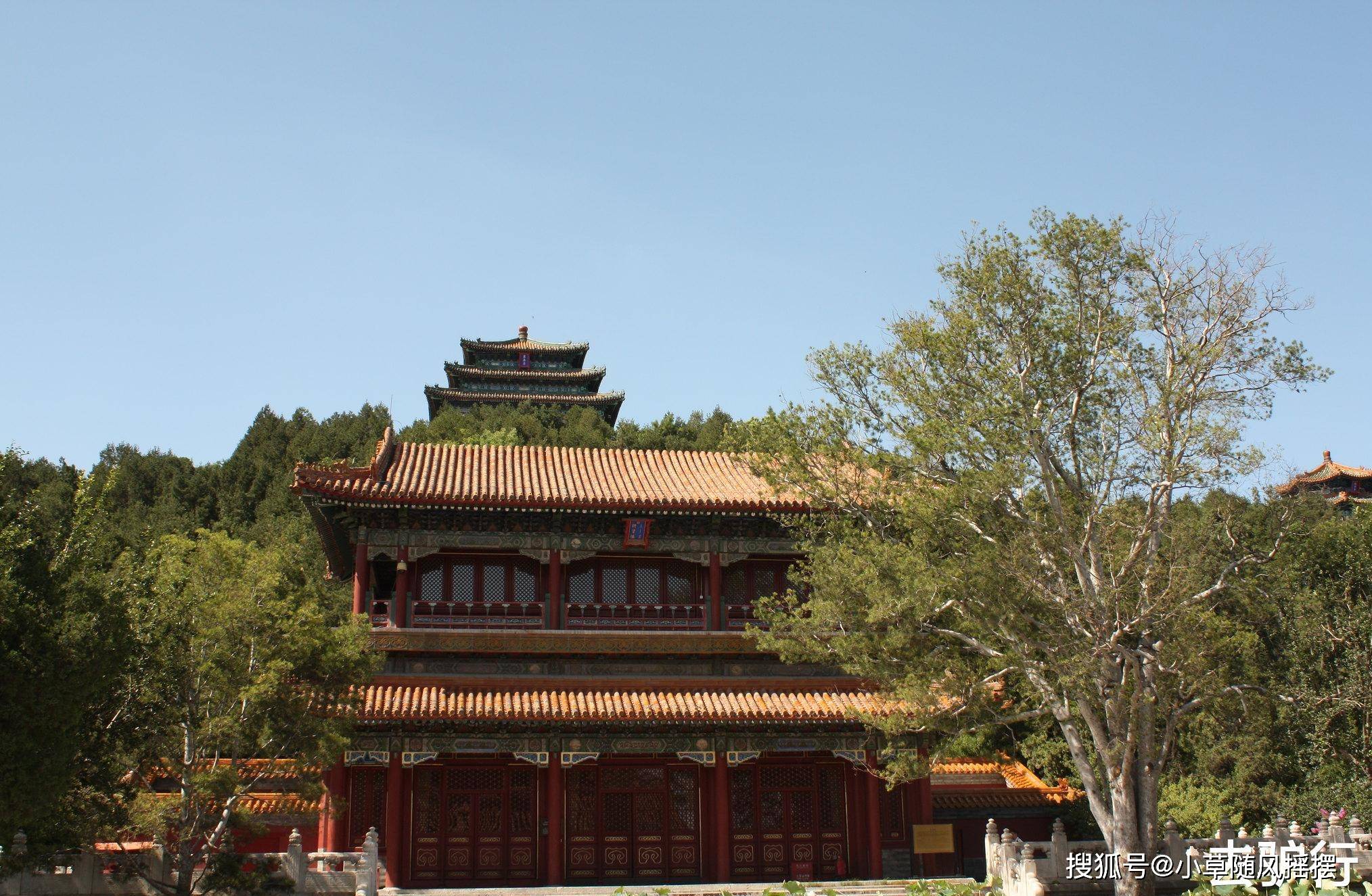 建造园林,堆积了很多紫禁城筒子河和太液,南海的泥土,形成了"万岁山"