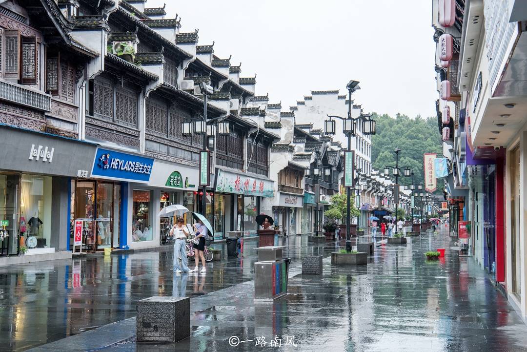 江西婺源造了一条仿古步行街,游客虽然稀少,徽派建筑却很有特色