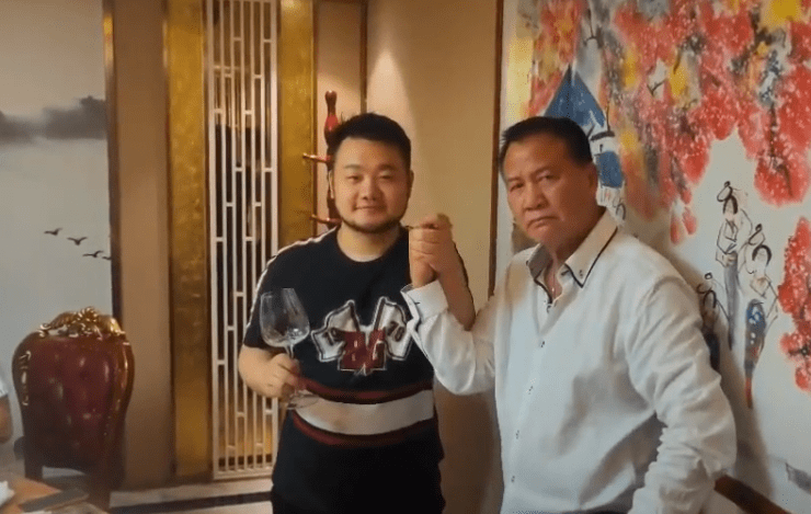 64岁万梓良再收徒,徒弟毕恭毕敬跪地磕头,用酒浇头有深意?