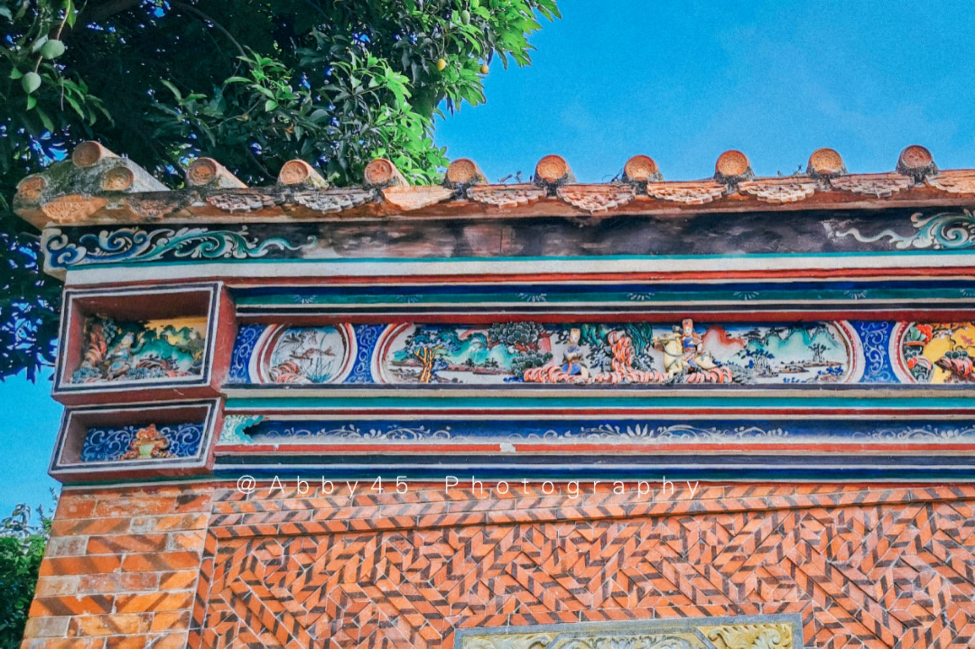 这里每一个建筑都很值得欣赏,虽然一眼看去大多是闽南红砖古厝,但每一