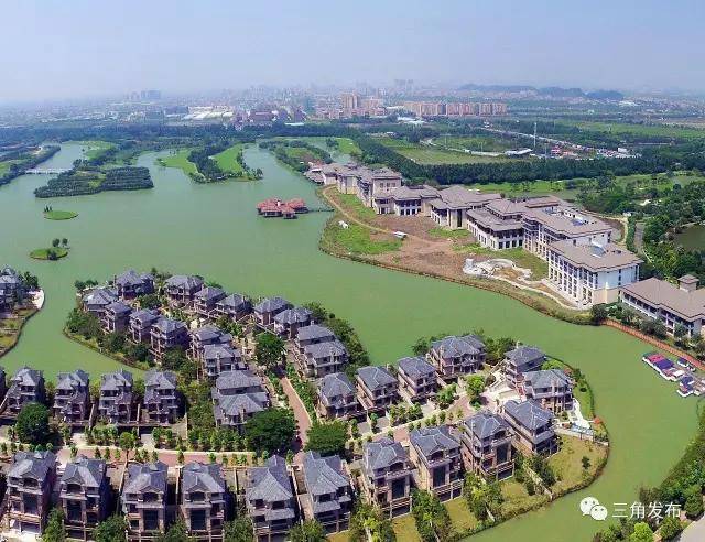 迪茵湖小镇紧靠京珠高速三角镇出入口,是广州南沙,深圳前海,珠海横琴