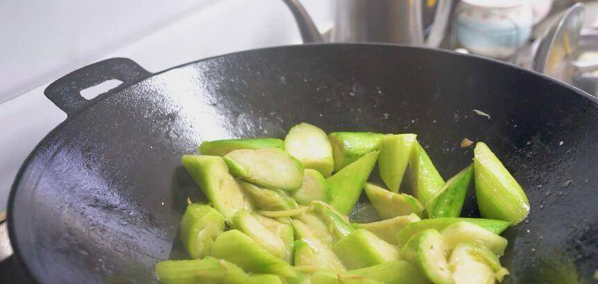 丝瓜配什么炒好吃又简单 5e40690a4adc4ec6b8684f4999becd1d.jpeg