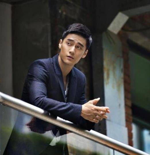 他曾是胡歌的接班人,因"家暴"星途尽毁,今成健美教练复出无望!_蒋劲夫