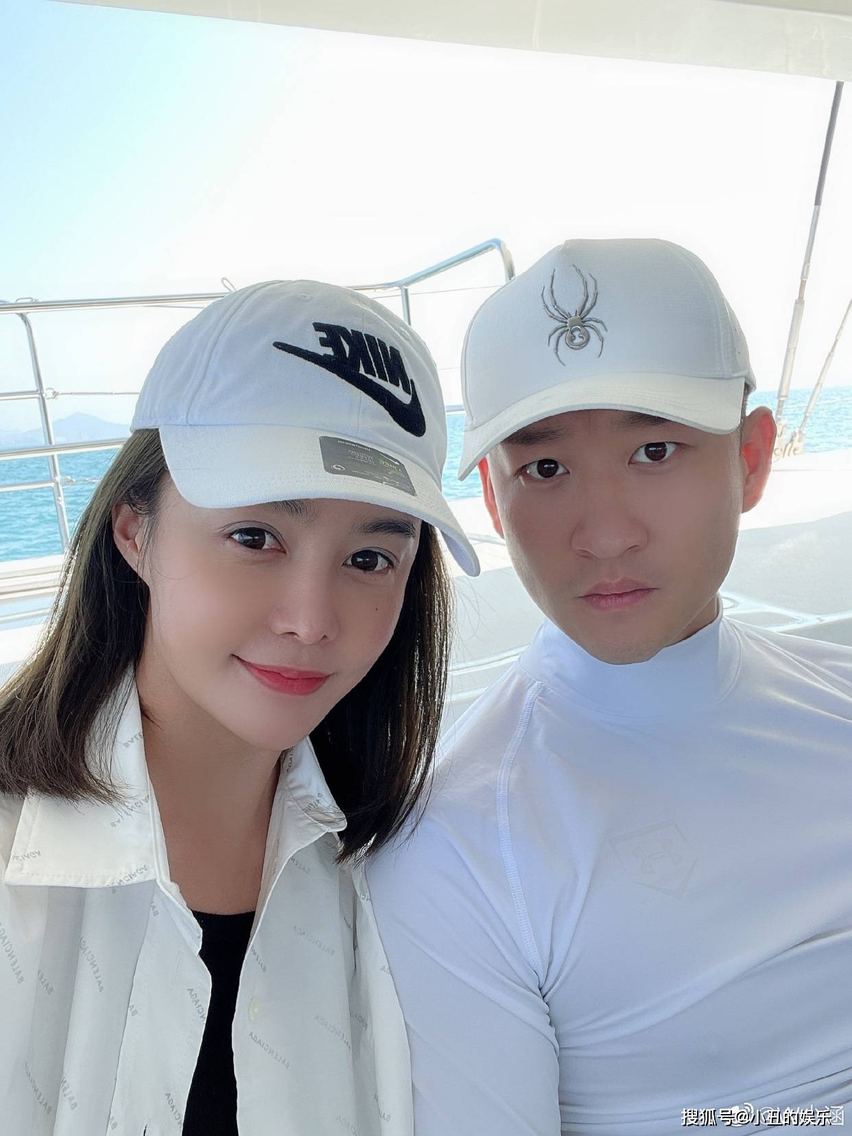 原创35岁曹云金官宣恋情与34岁女友相偎相依女方颜值堪称一绝