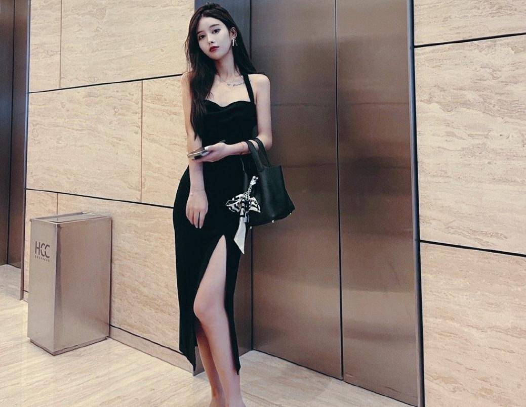 中国女足球员秀恩爱 女友肤白大长腿 名记:为她的勇气点赞_李影