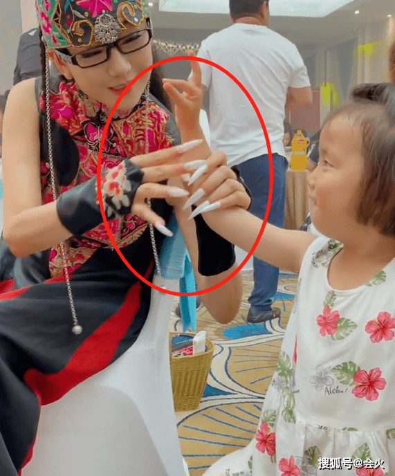杨丽萍拎竹筐观看家人表演!侄女身高超一米八