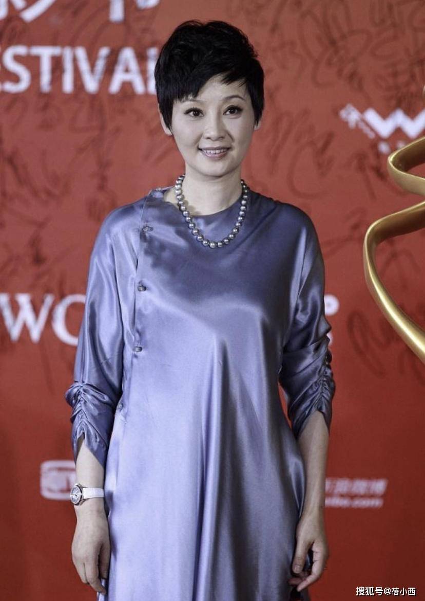原创冯小刚的老婆徐帆又美出圈了穿深v领连衣裙亮相像个贵妇
