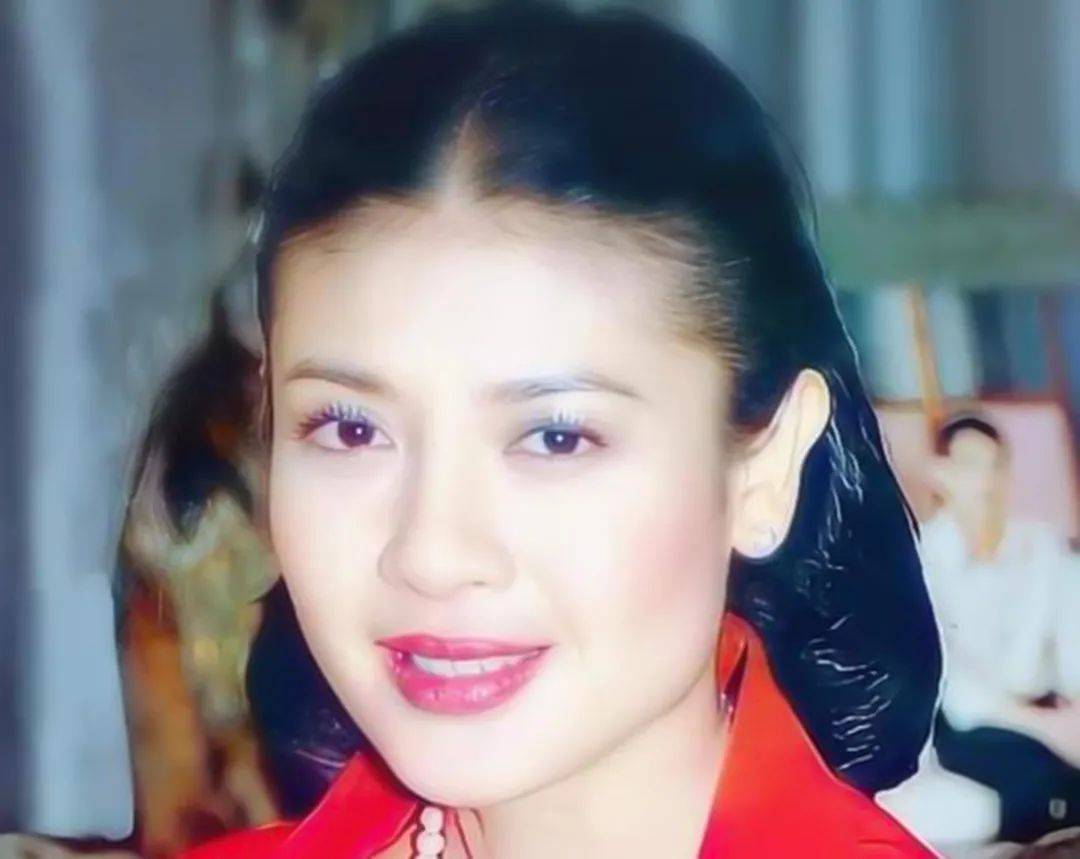 里认识西拉米的,当时西拉米还只是一名舞女,由于身材完美,年轻漂亮