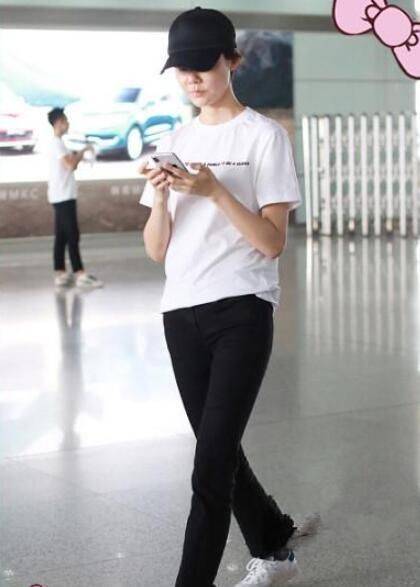 车晓餐厅吃饭被拍 才39岁皮肤就松垮 脸部扭曲不平难掩中年感 粉紫色