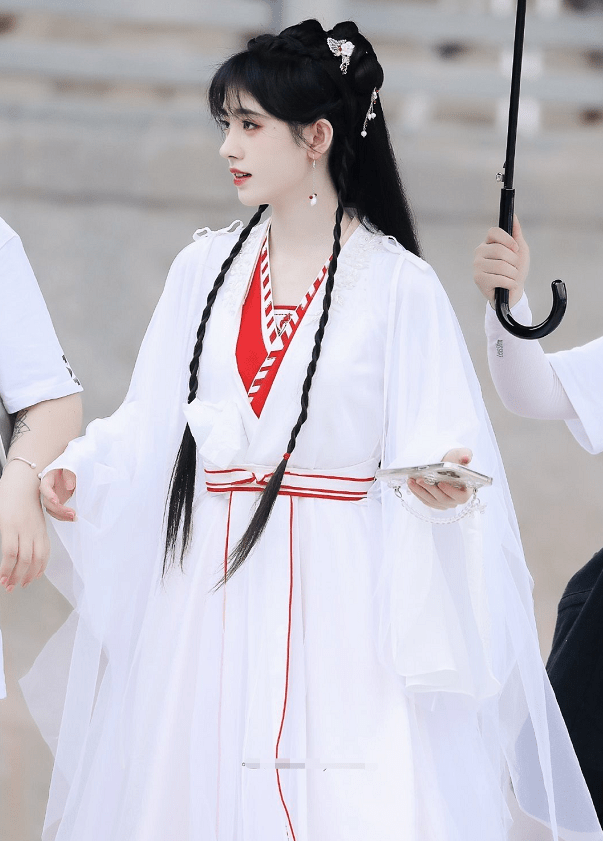 鞠婧祎又一部新剧开机终于换掉半永久妆妆容素净撞脸王祖贤