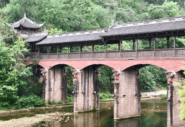 原创位于成都的一个千年古镇山清水秀人来人往不远处就是5a景区