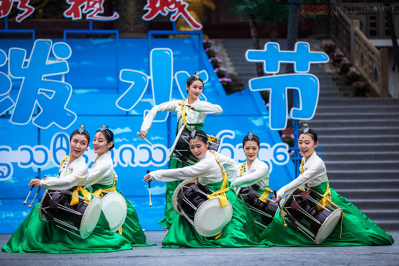 原创暑假去哪玩?浙江象山影视城泼水节开启,各地姑娘助阵场面真好看