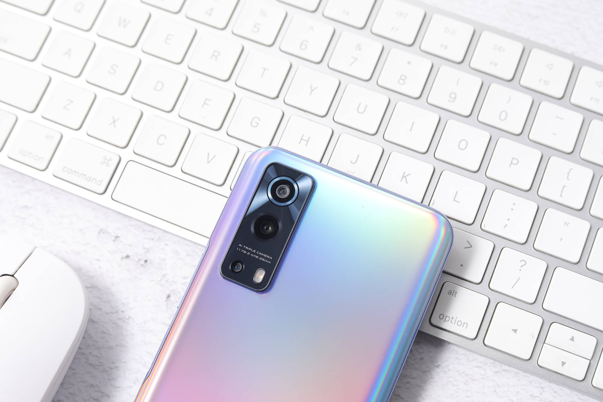 iqoo z3采用了6400万像素超清主摄 120°超广角镜头 4cm微距镜头的三