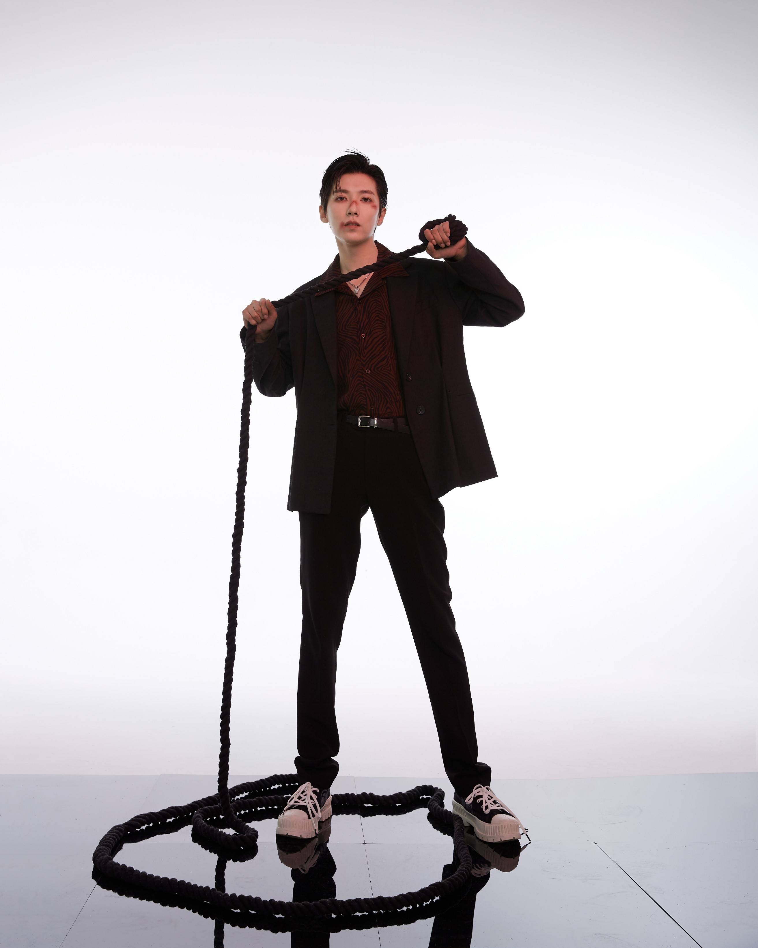 野性伤痕妆写真发布贾征宇变身痞帅少年