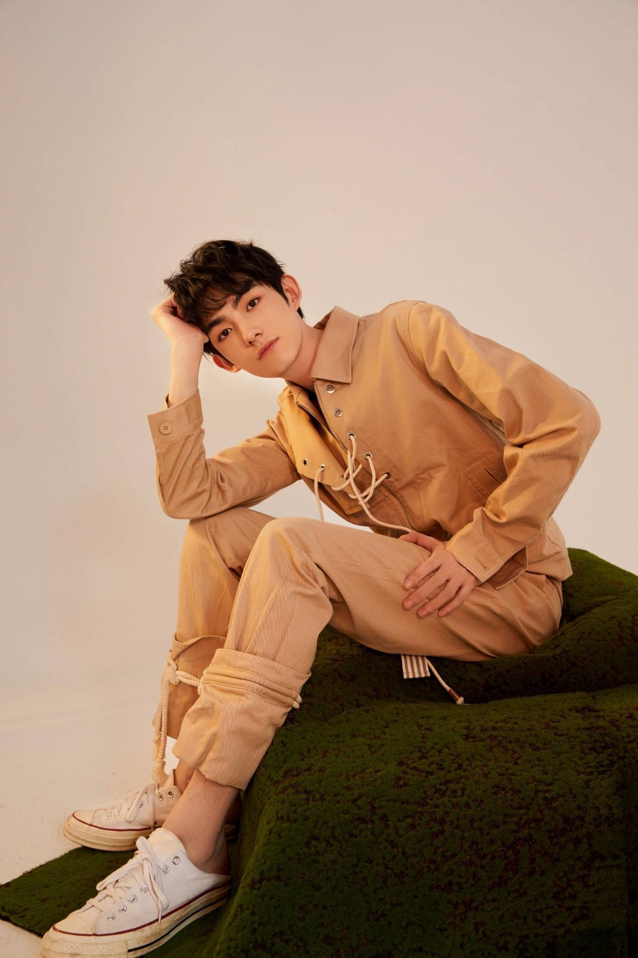 马浩东休闲写真曝光 清爽俊逸随性洒脱