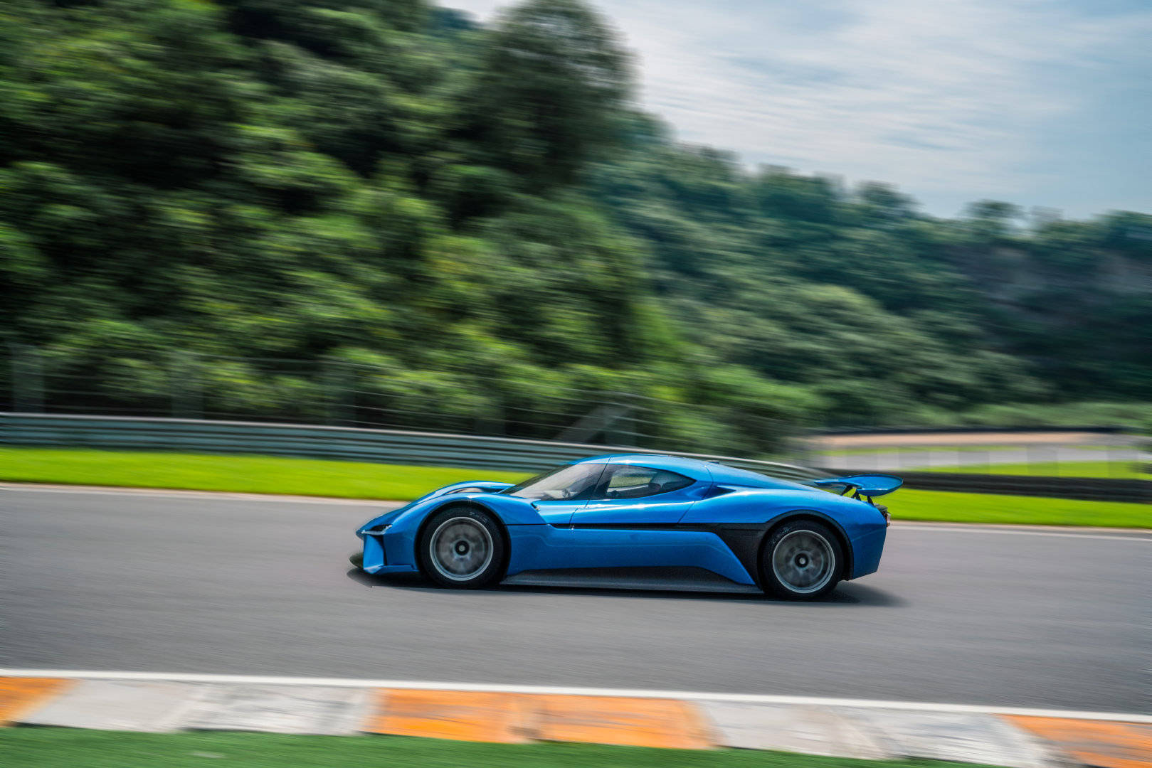 超跑,让一般人也有机会领略到蔚来在ep9以及电动方程式上的技术实力