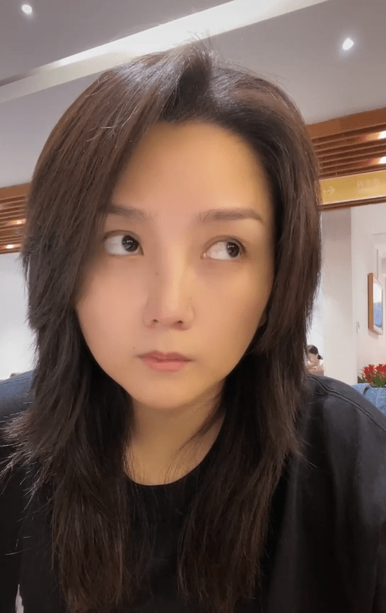 原创何洁减肥成功后罕见晒素颜怼脸拍,已经瘦出尖下巴,却显憔悴