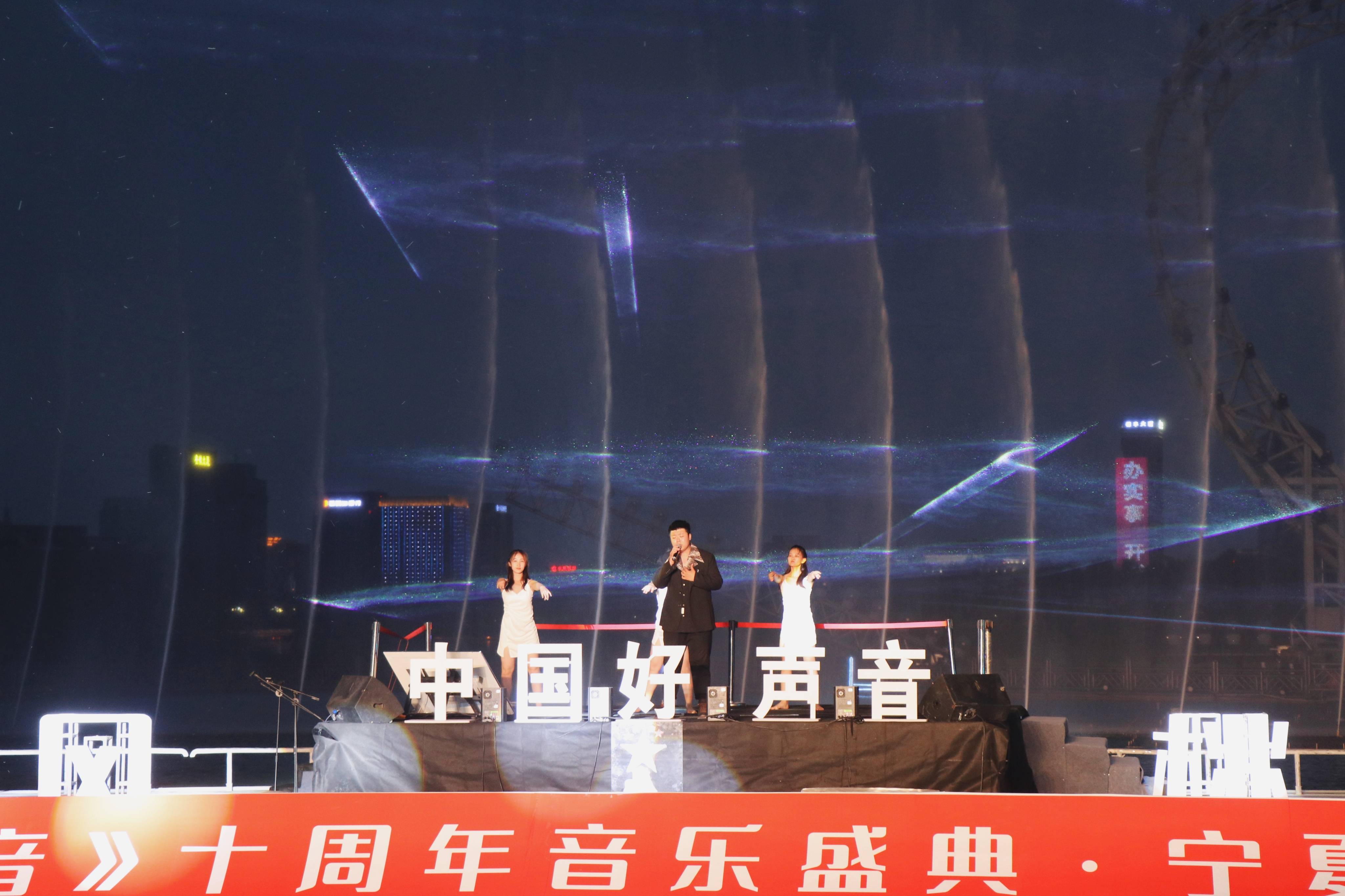 《中国好声音》是国内著名大型励志专业音乐评论节目,从2012年创办