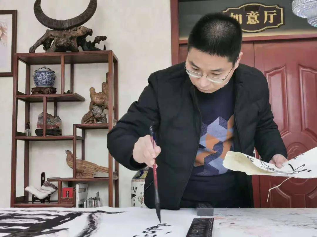 杨争光:亓宏刚及其大笔书写_书法