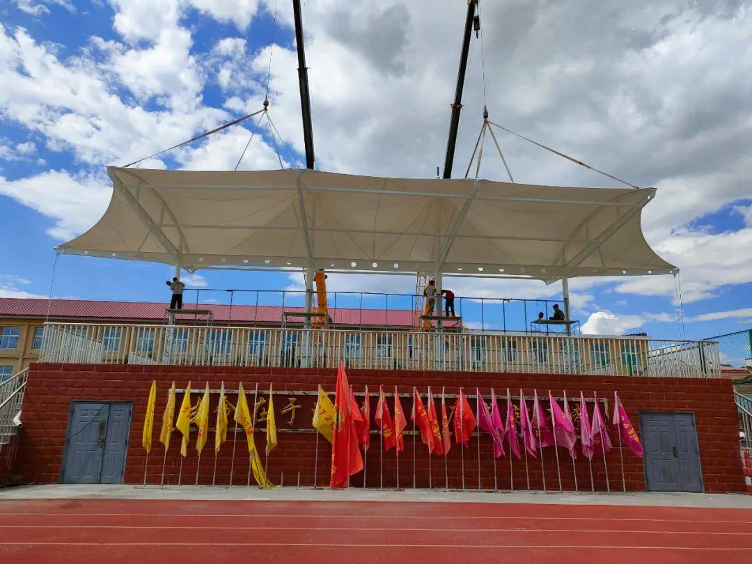 阳原二中膜结构看台已完工