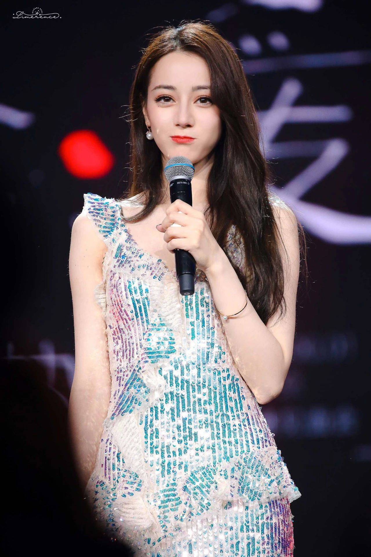 来自迪丽热巴粉丝的表白卡:你所在之处,是我不得不思念的天涯海角.