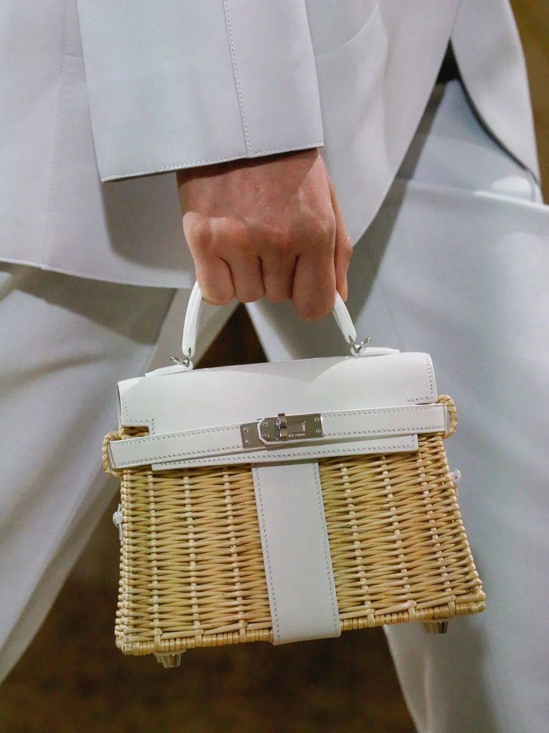 香奈儿(chanel)在春夏度假系列中,经常出现竹编手袋,今年品牌推出了