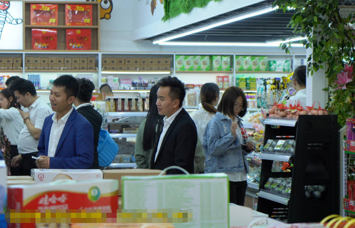 年龄层|十年磨一剑 怡佳仁零食店光芒耀目