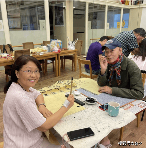 书法|汪明荃与罗家英报名学书法，着装时髦难掩苍老，皱纹明显皮肤蜡黄