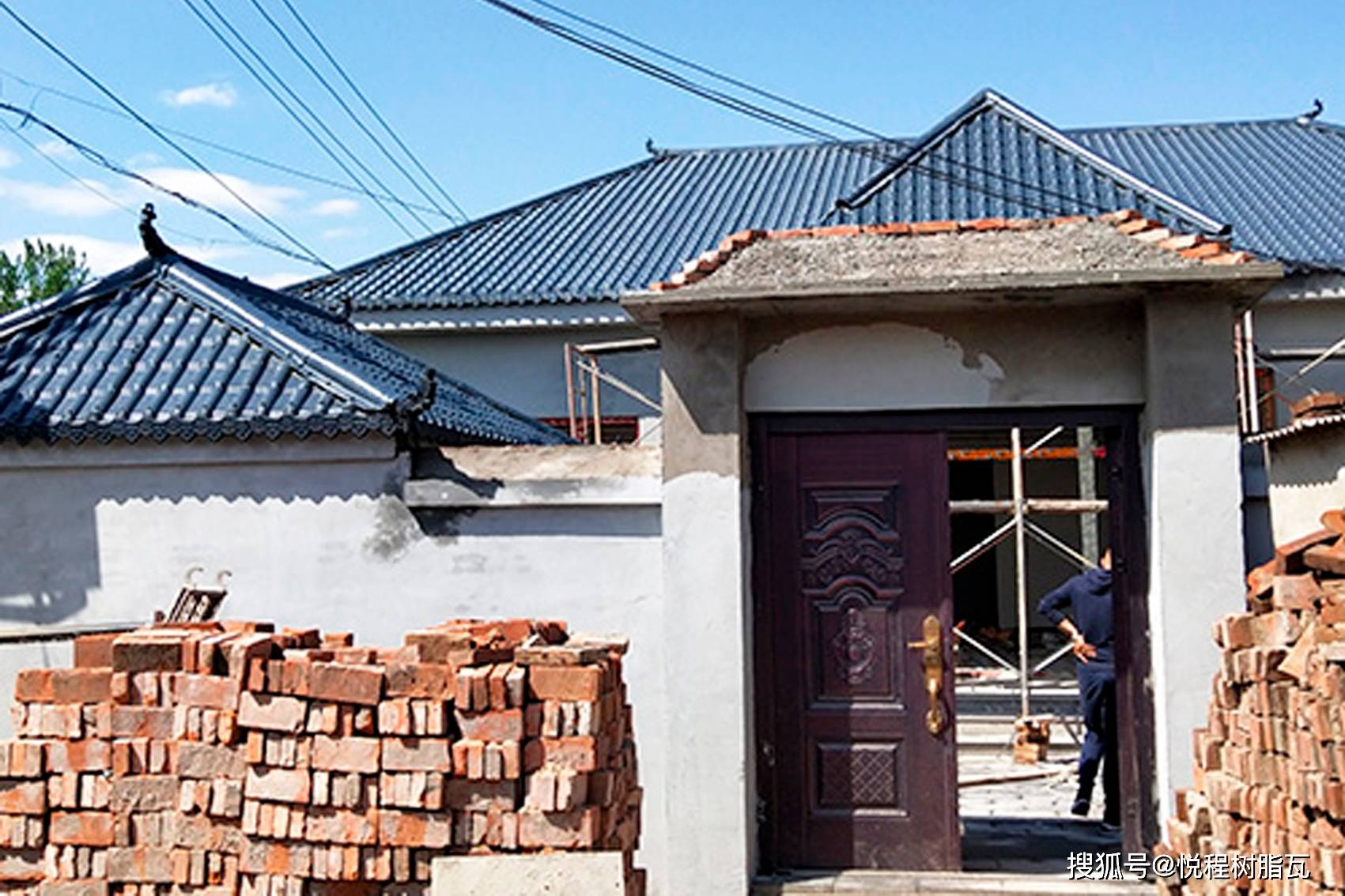 農村自建房屋頂使用樹脂瓦與土瓦,琉璃瓦,彩鋼瓦等傳統瓦材相比較