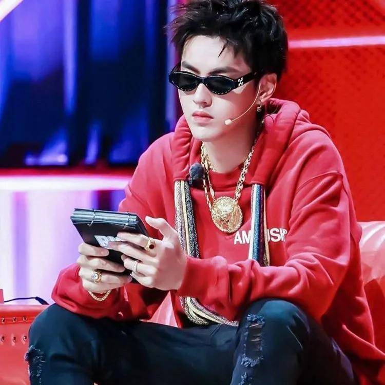 比如之前的帽衫也采用了同样的设计,并且吴亦凡已经早早在社交媒体上