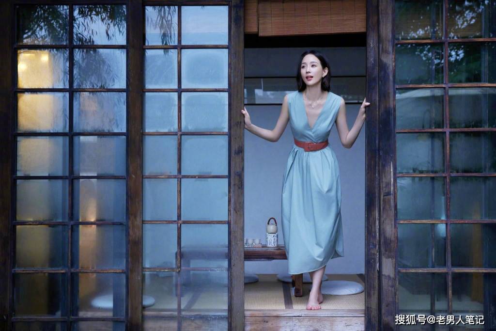 毒枭|张钧甯郊野露肩写真，清爽短发搭配白衬衣，温柔娇俏清新怡人