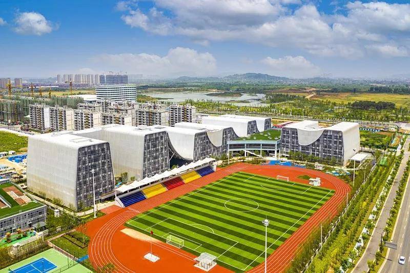 医疗上,规划禄口新城综合医院,规模达500床位,目前已经启动招商引进