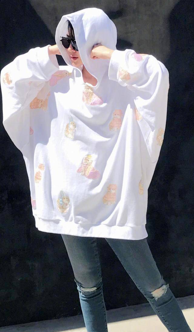 黑色|许晴好有少女感！穿灰色蓬蓬裙像公主一样，线下亮相也太美了吧