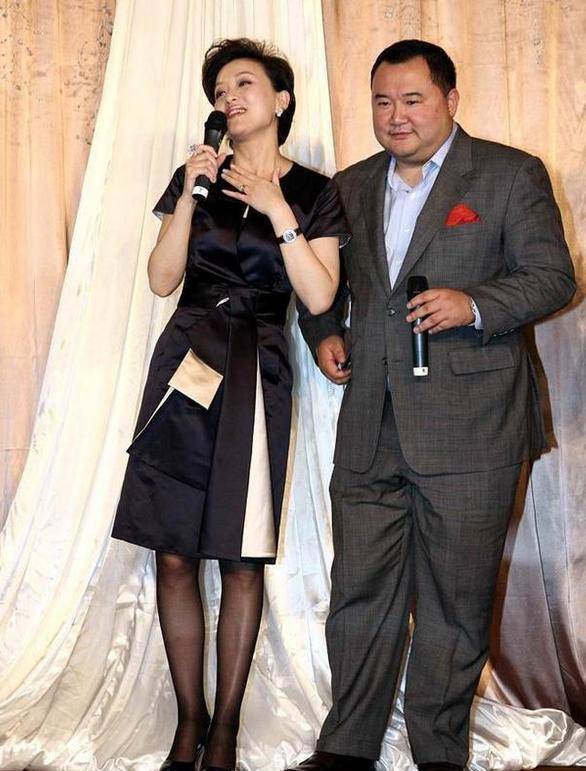 黑色|原来杨澜身材这么好!穿拼色收腰短裙配丝袜,成熟女人味挡不住