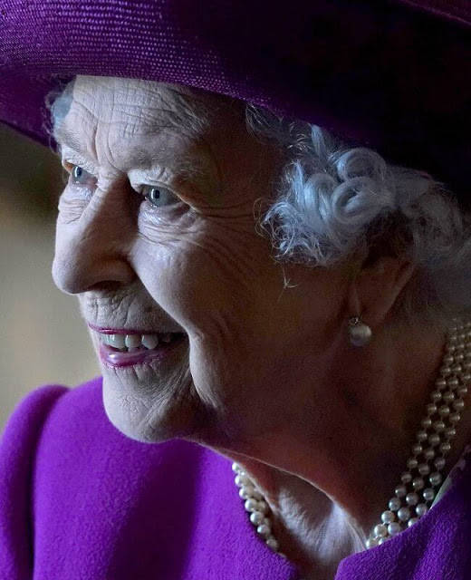 95岁英女王紫衣配紫口红亮相好美！凯特红西装廉价，气色不如女王_英国王室