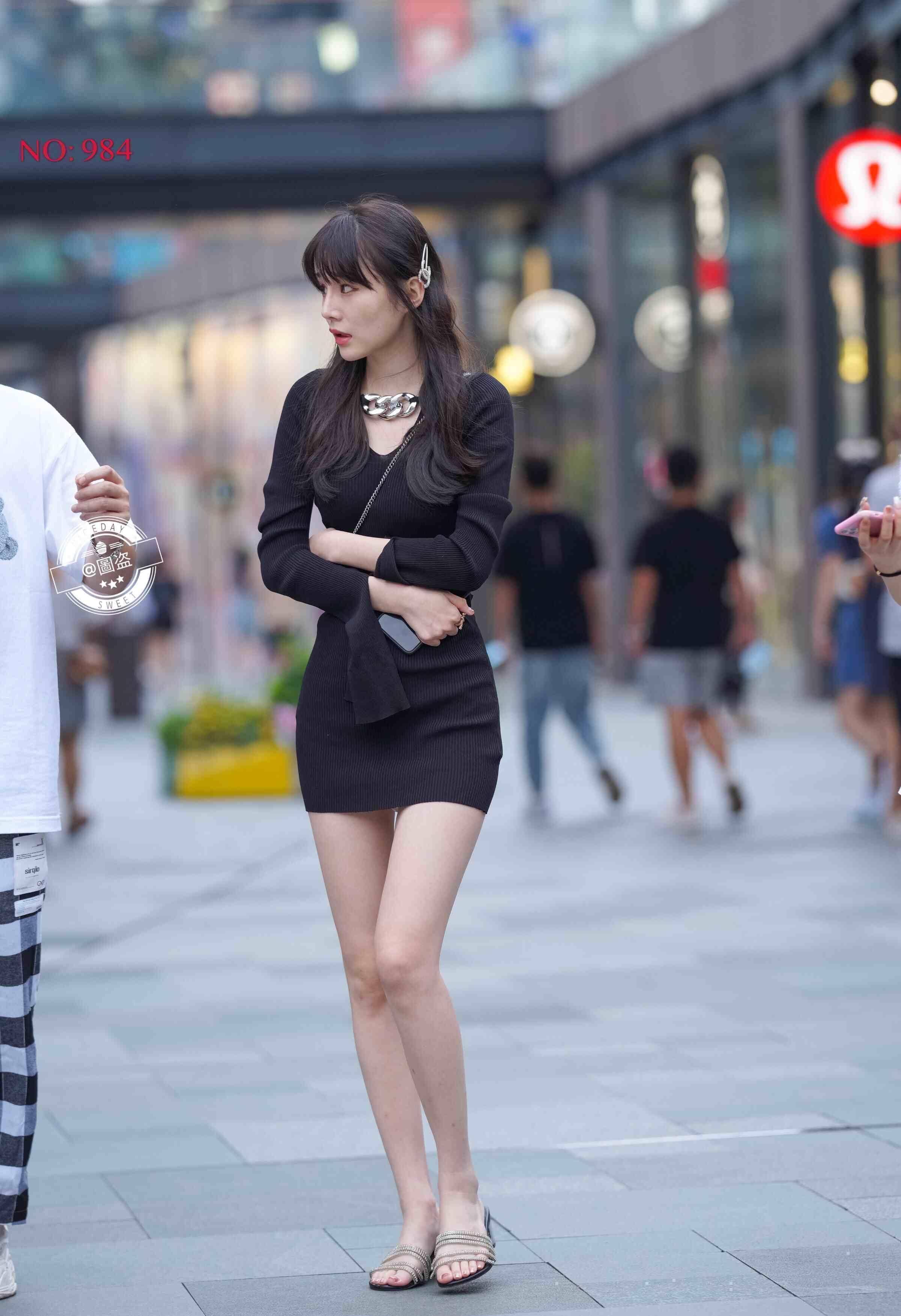 清秀可人的连衣裙美女显得更加身材匀称