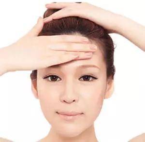 3,拍打囟门及前额