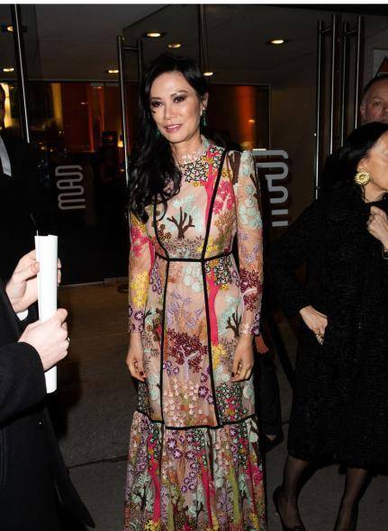 样式|邓文迪仪态自信大方，“多肉”身材穿裹身裙正合适，气质光彩照人