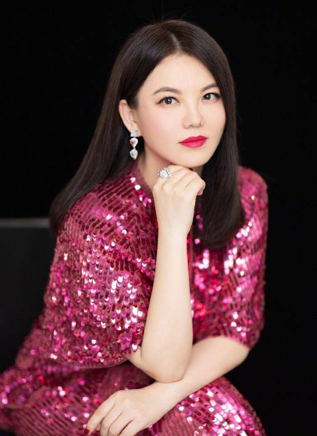 贵妇|44岁李湘穿衣真胆大，穿亮片玫红色连衣裙高贵大气，很有贵妇范