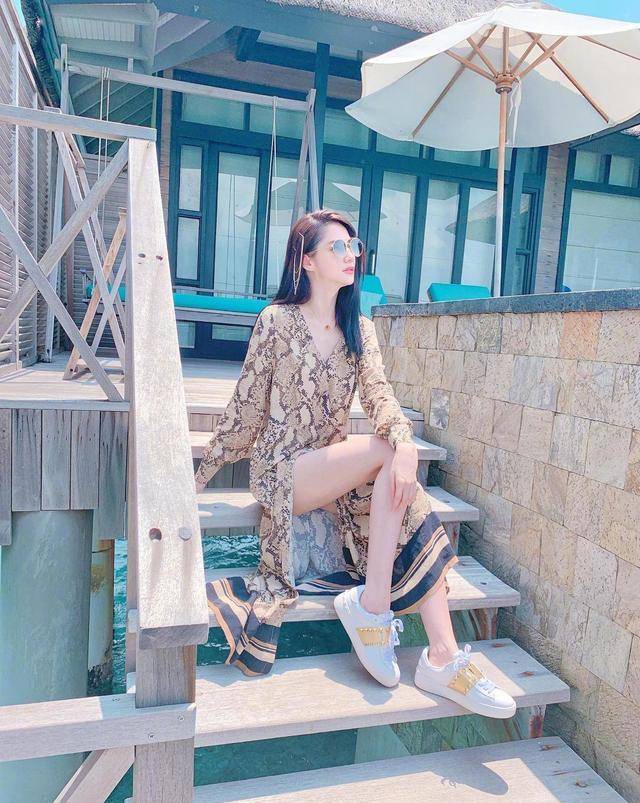 身材|蓝心妍真是人间尤物！一袭蛇纹深V连衣裙性感精致，身材凹凸有致