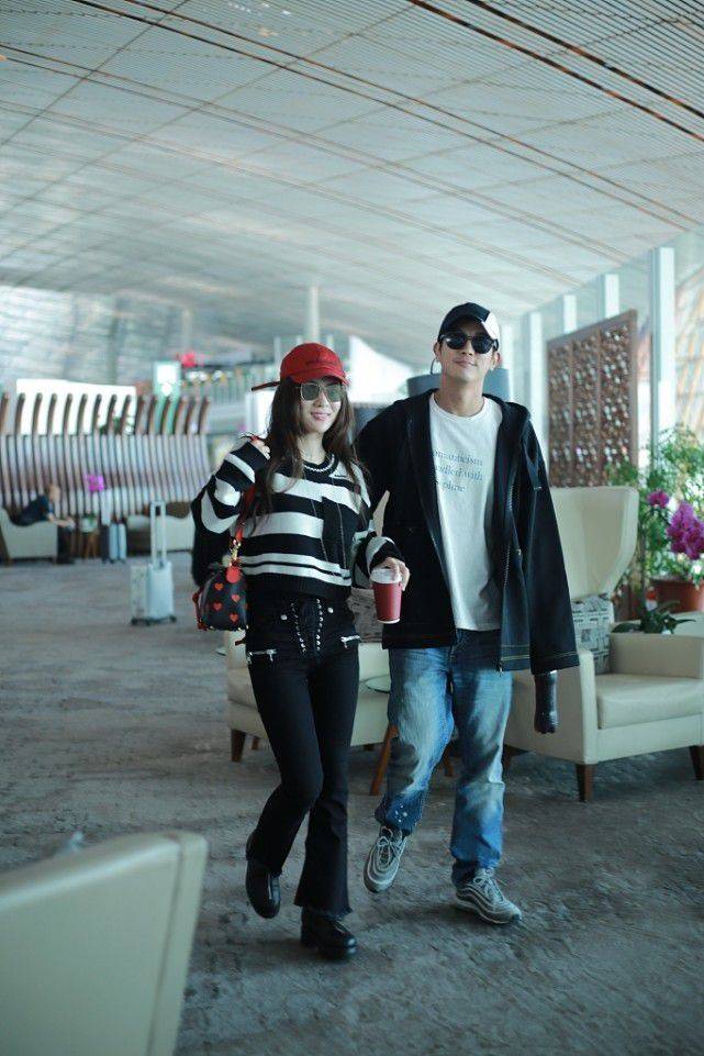 魅力|霍思燕真是嫁给了爱情，拉着杜江穿情侣装也太养眼了，看着好甜