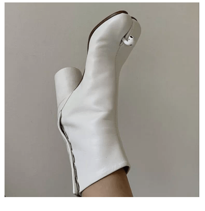 寻常路的把应该一体的鞋面分成了两部分,你可以说它像"羊蹄","骆驼蹄"